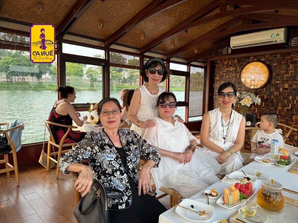 Ăn tối trên sông Hương