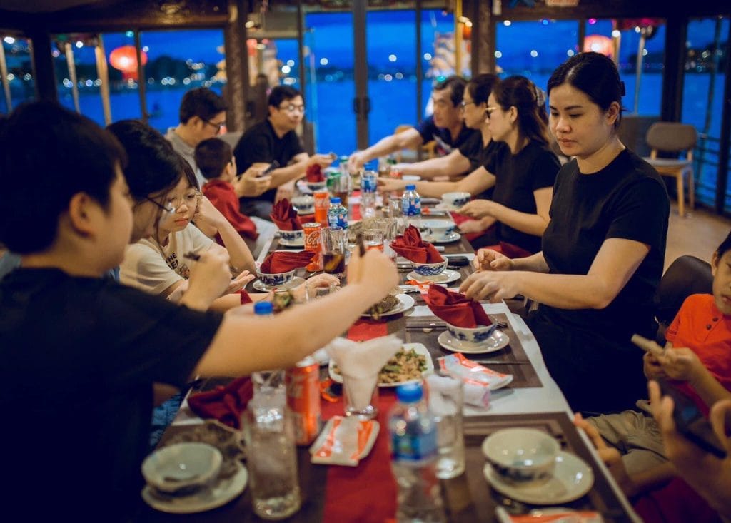 Ăn tối và nghe ca Huế trên sông Hương