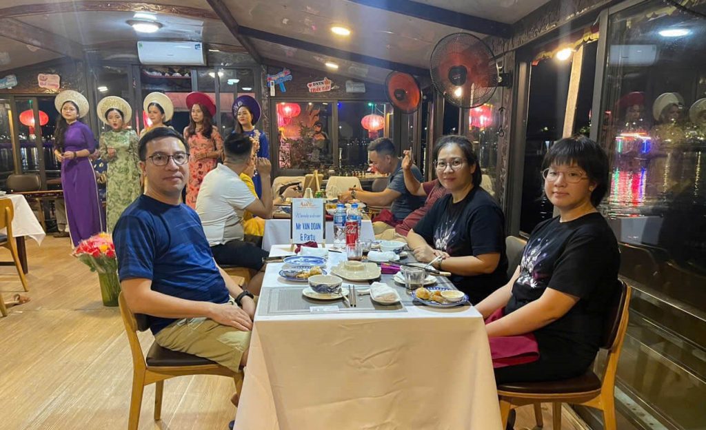 Ca Huế trên sông Hương