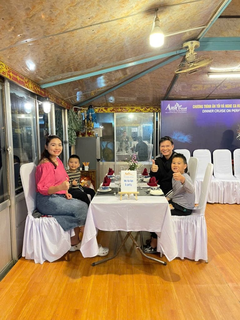 Ăn tối trên sông Hương