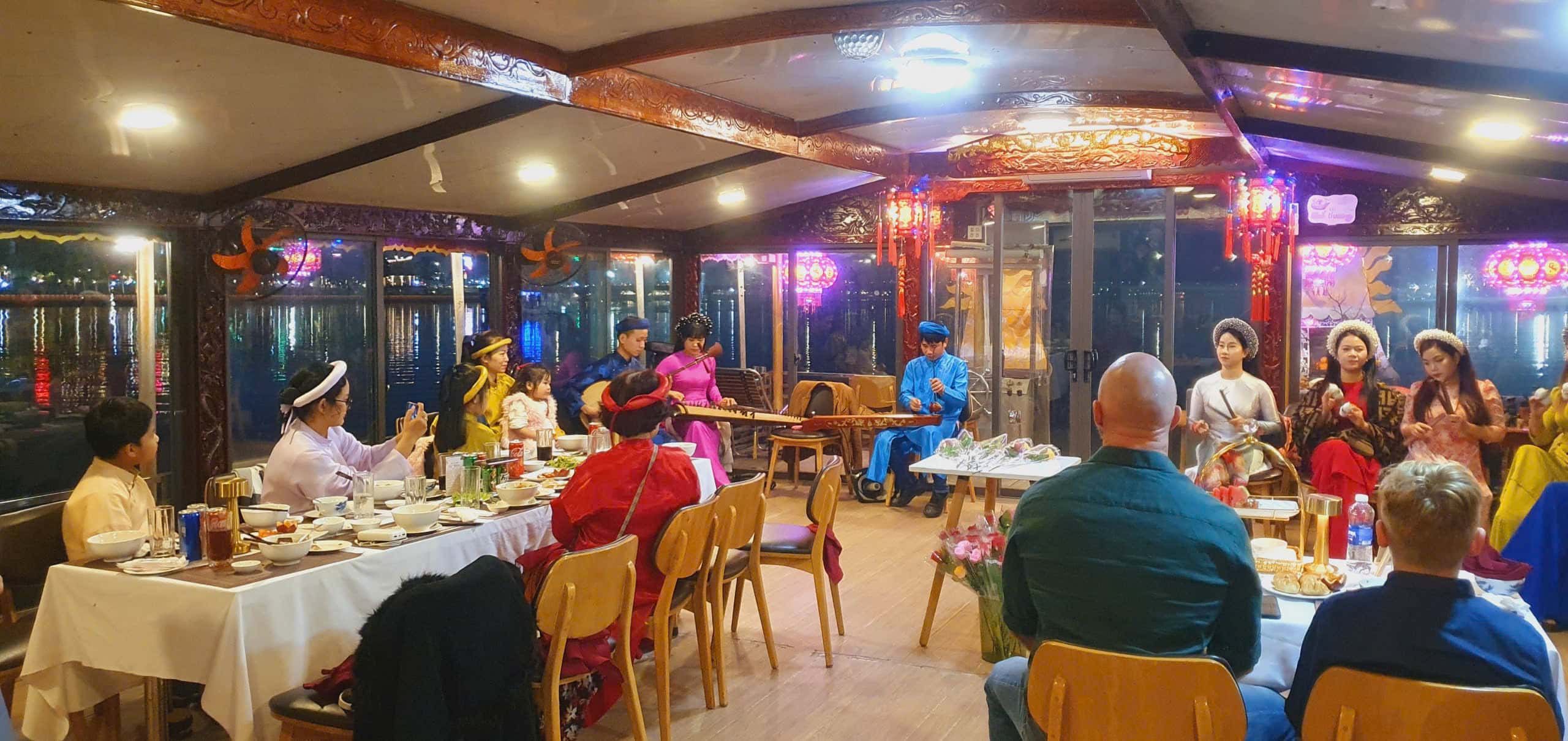 Ăn tối trên sông Hương