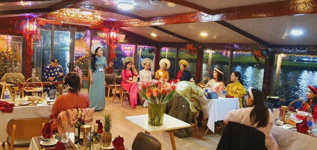 Hue folk song on perfume river with dinner