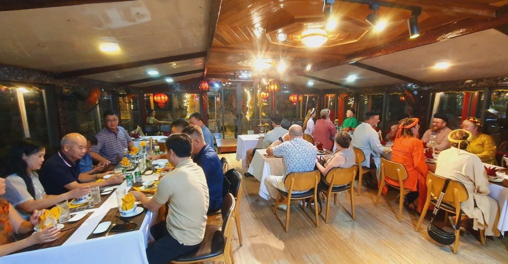 Hue folk song on perfume river with dinner