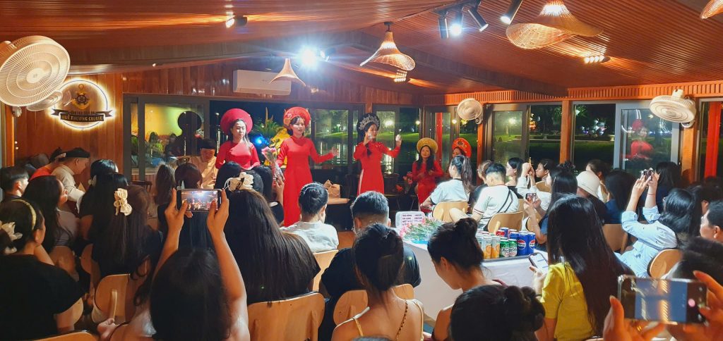 ca Huế trên sông Hương