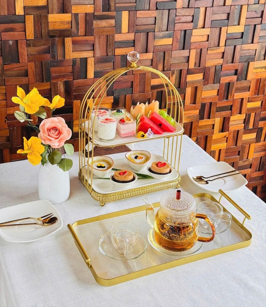 Trà chiều trên sông Hương