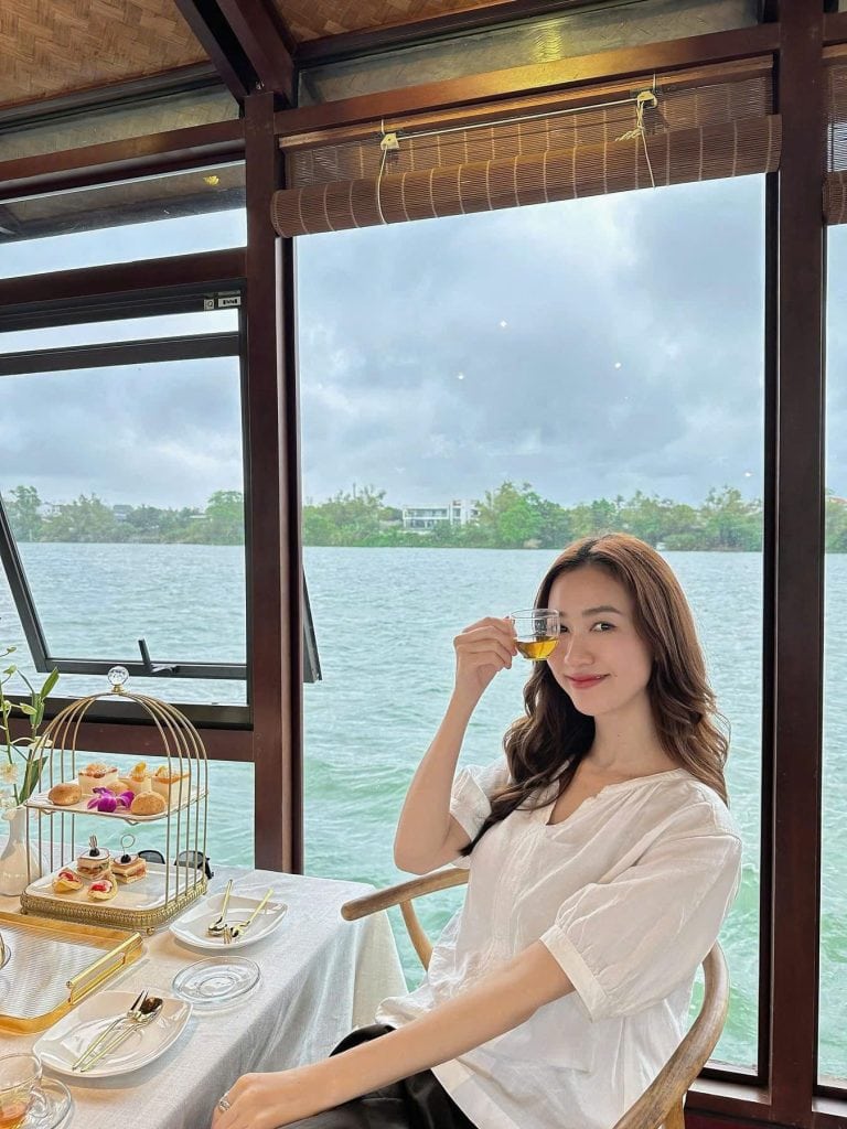 Trà chiều trên sông Hương