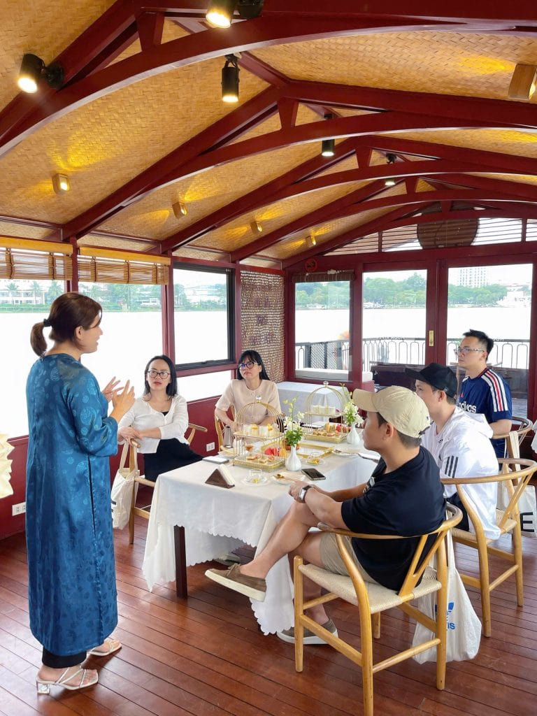 Trà chiều trên sông Hương