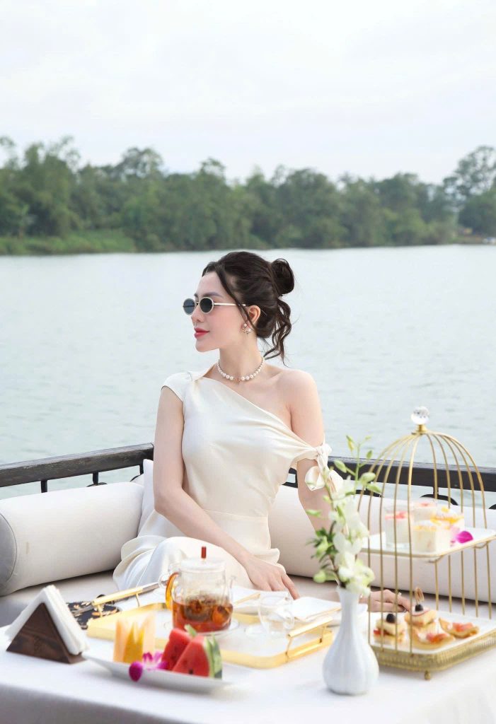 Trà chiều trên sông Hương
