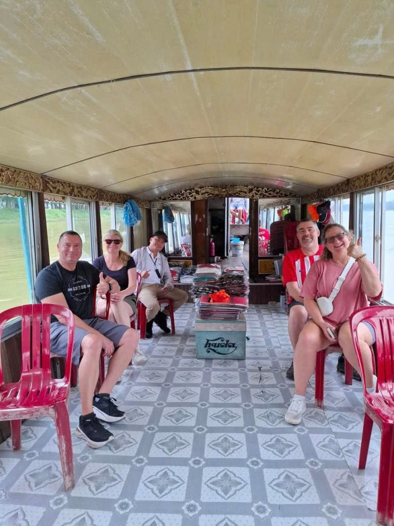 Thuyền rồng nhỏ sông Hương
